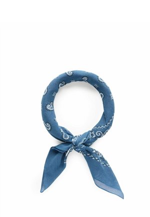 Sininen kangasbandana, jossa valkoiset paisley-kuviot, solmittuna solmuun kahdella irtonaisella päällä valkoisella taustalla.