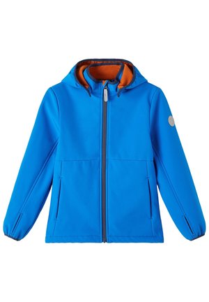 Niebieska kurtka softshell z kapturem, pomarańczową podszewką, przednim zamkiem błyskawicznym i dwoma bocznymi kieszeniami. Elastyczne mankiety i naszywka z logo na rękawie.