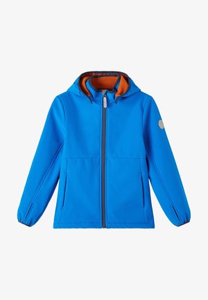 Veste softshell bleue avec capuche, doublure intérieure orange, fermeture éclair frontale et deux poches latérales. Poignets élastiques et écusson logo sur la manche.