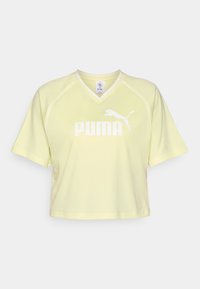Žuta kratka majica s kratkim rukavima od prozračne tkanine s V-izrezom, koja sadrži bijeli Puma logo i kontrastne detalje.