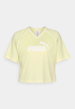 T-shirt giallo corto con maniche corte realizzato in tessuto traspirante con scollatura a V, caratterizzato da un logo Puma bianco e dettagli a contrasto.