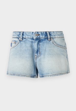 Ανοιχτά μπλε τζιν σορτς με κουμπί και φερμουάρ μπροστά, δύο μπροστινές τσέπες, θηλιές για ζώνη και ξεθωριασμένες λεπτομέρειες.