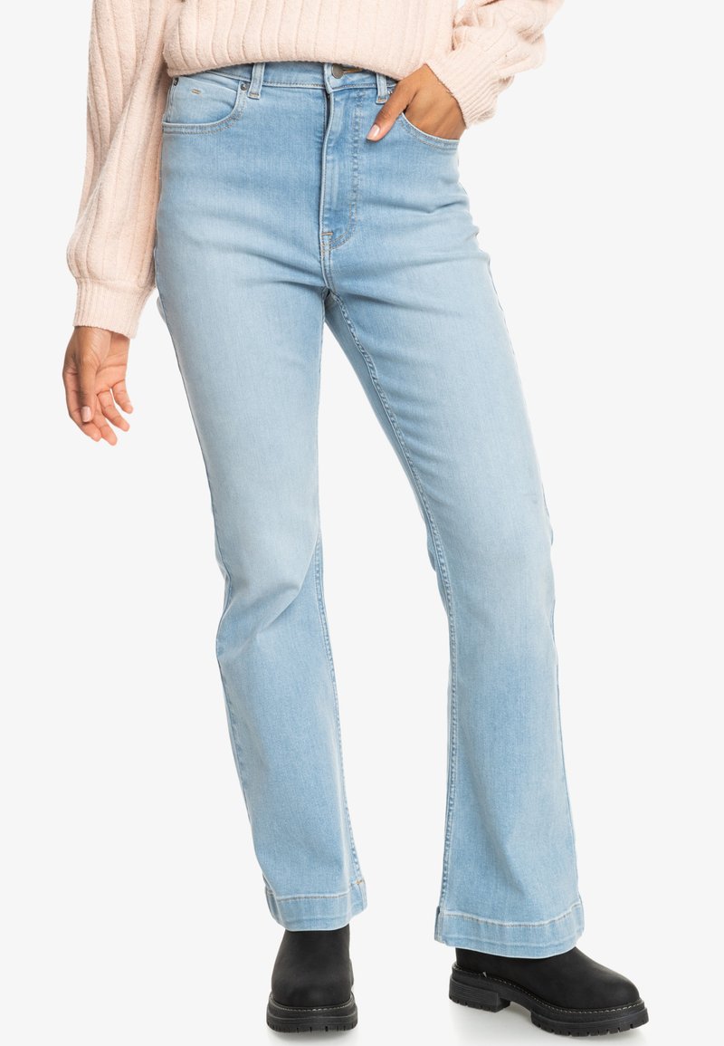 Jeans a vita alta di colore blu chiaro con una forma svasata, realizzati in denim. Caratteristiche includono un classico design a cinque tasche e dettagli cuciti.