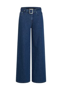 Jean en denim à jambe large de couleur bleu foncé avec une ceinture, cinq poches et des détails de couture. Texture lisse avec une coupe classique.