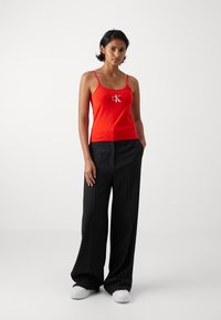 Calvin Klein Jeans MONOLOGO STRAPPY TANK  - Topp - fiery red