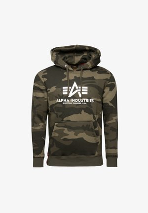 Kaptur w kamuflażu w odcieniach zieleni i brązu, z białym logo na klatce piersiowej, z regulowanymi sznurkami i przednią kieszenią. Miękki materiał, standardowy krój.