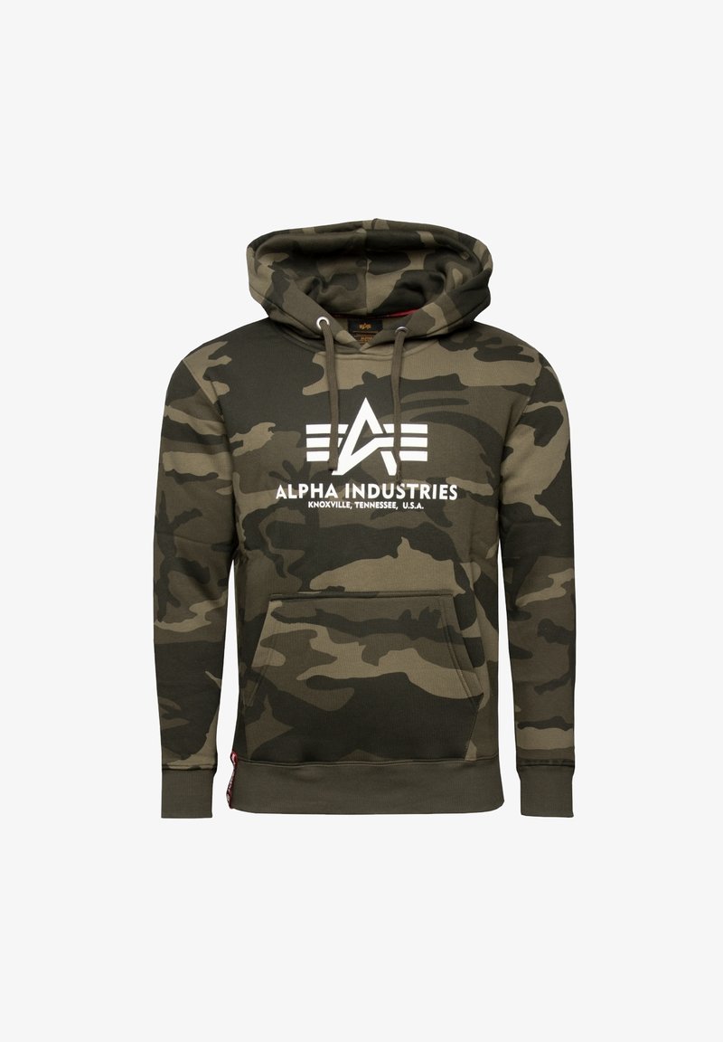 Kaptur w kamuflażu w odcieniach zieleni i brązu, z białym logo na klatce piersiowej, z regulowanymi sznurkami i przednią kieszenią. Miękki materiał, standardowy krój.