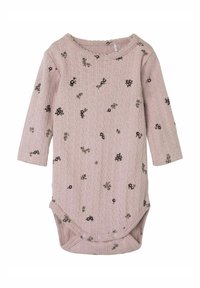 Bodysuit à manches longues en tricot rose doux avec de petits motifs floraux, surface texturée et fermetures à pression en bas pour un habillage facile.