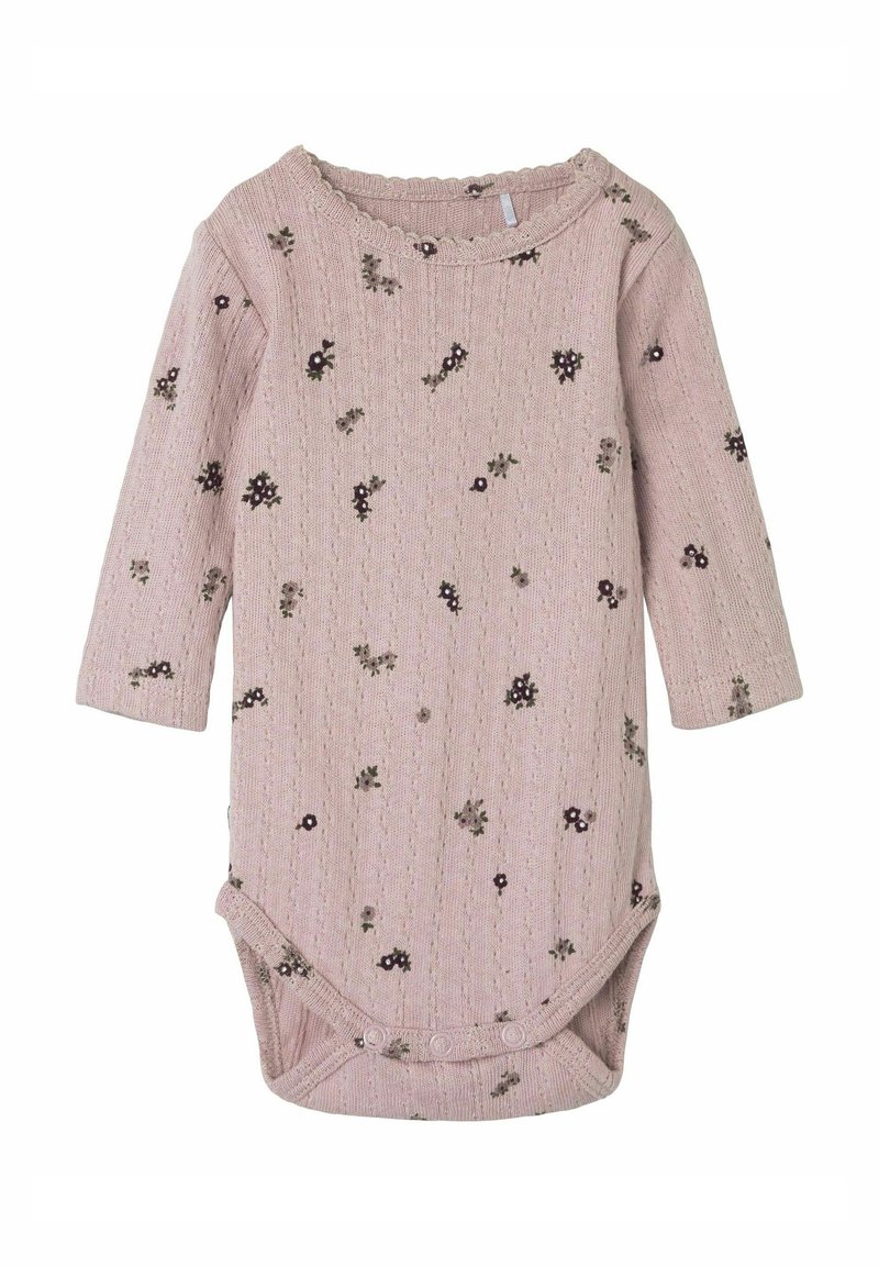Bodysuit à manches longues en tricot rose doux avec de petits motifs floraux, surface texturée et fermetures à pression en bas pour un habillage facile.