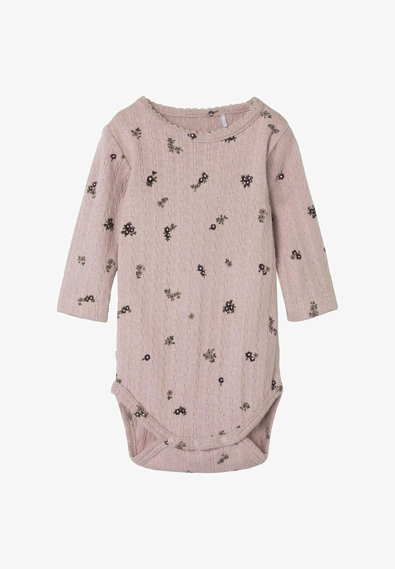 Długi rękaw bodysuit w miękkim różowym dzianinowym materiale z małymi kwiatowymi wzorami, teksturowana powierzchnia oraz zapięcia na zatrzaski na dole, co ułatwia ubieranie.