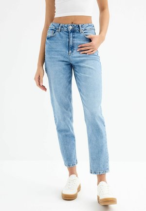 Jeans de tiro alto de color azul claro, hechos de denim, con corte recto en las piernas, que incluyen bolsillos frontales, cierre de botón y un ligero deshilachado en el dobladillo.