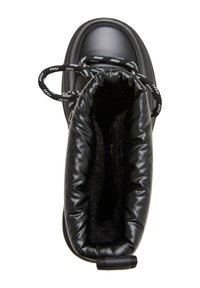 Bota negra impermeable con forma redondeada, que cuenta con un interior suave y texturizado, puño elástico y cordones con patrón. Diseñada para aislamiento.