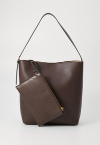 Borsa a tracolla in pelle marrone con una struttura rigida, una pochette zip slim e una sola tracolla. Texture liscia, design minimalista.