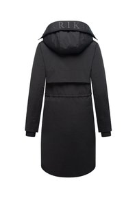 Abrigo negro con capucha y cintura ajustada, que presenta un diseño de espalda en capas y puños de punto. Tejido suave con un acabado mate.
