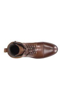 Bruine leren enkellaars met een gladde afwerking, ronde neus, vetersluiting aan de voorkant en een zachte voering aan de binnenkant. Voorzien van een klein aantreklabel aan de achterkant.