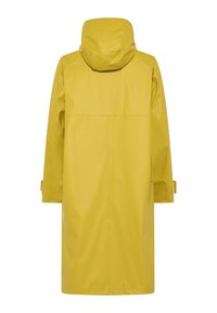 Gele waterdichte regenjas met capuchon, voorzien van een gladde textuur en een lange snit, gedetailleerd met verstelbare manchetten.