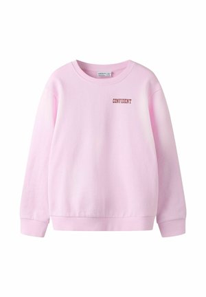 Lys rosa crewneck-genser med lange ermer og "CONFIDENT" trykt i små brune bokstaver på venstre bryst.