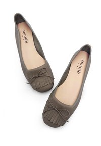Ballerines en cuir gris avec un bout rond, des côtés texturés, un détail frangé décoratif et un accent de nœud à l'avant.