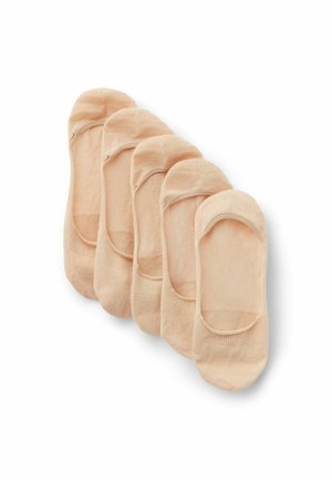 Fünf Paare beige No-Show-Socken in gestaffeltem Stapel auf weißem Hintergrund.