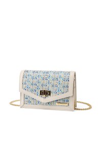 Borsa a mano beige chiaro con un motivo intrecciato blu, dotata di una tracolla in catena dorata e di una chiusura a clip sicura. Superficie testurizzata con un design angolare.