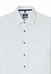 Weißes modernes, körperbetontes Hemd mit kleinen schwarzen Punkten, Knopfleiste vorne, Brusttasche und Haifischkragen.