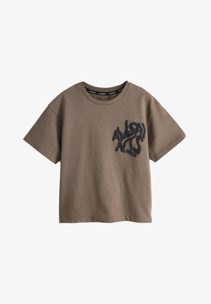 Braunes kurzärmeliges Baumwoll-T-Shirt mit rundem Halsausschnitt und schwarzem 3D-Text „AllSaints London“ auf der linken Brust.