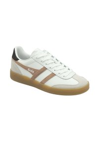 Zapatilla blanca con acentos beige, presenta una puntera de ante, suela de goma y dos rayas laterales. Los cordones son blancos y el logo central dice "Gola."