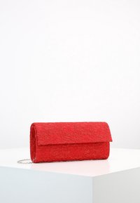 Czerwony teksturowany kopertówka z zapięciem na klapkę i łańcuszkiem. Posiada kwiatowy wzór i prostokątny kształt.