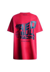 Röd t-shirt med en stor blå "RED BULL RACING" grafik med globdesign och texten "KONKURRERAR SEN 2004." Kort ärm, avslappnad passform.