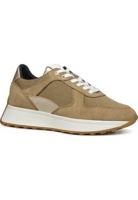 Sneaker in suede e mesh beige con lacci bianchi, dettagli dorati e una spessa suola bianca. Presenta pannelli testurizzati e un design con punta arrotondata.