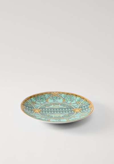 Keramikas šķīvis ar gaiši tirkīza krāsas iekšpusi, zelta akcentiem un sarežģītiem ziedu rakstiem. Plakana, ovāla forma ar gludu tekstūru.