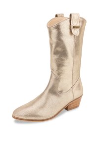 Botas de vaquero metálicas doradas con punta afilada, altura hasta la mitad de la pantorrilla y tacón de madera apilada; cuentan con una tirador decorativo en el caña.