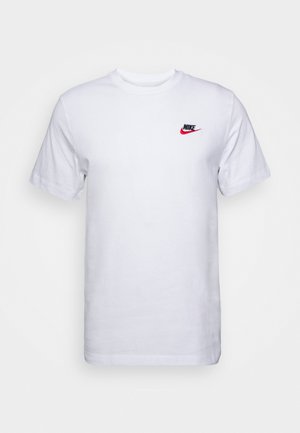 Prosty biały T-shirt Nike z krótkim rękawem i małym czarno-czerwonym logo Nike na lewej piersi.
