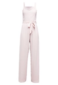 Vaaleanpunainen haalari, jossa on ohuet olkaimet, neliönmuotoinen kaula-aukko ja sidottava vyölinja. Laajat housut, joissa on sileä pinta.