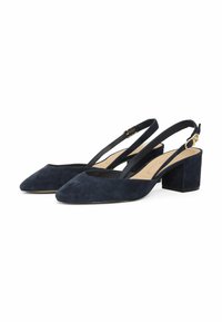 Talons aiguilles en daim marine avec un bout pointu et un talon carré. Inclut une sangle noire avec un matériel doré. Doublure intérieure lisse.
