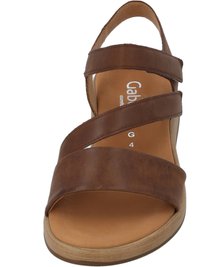 Καφέ σανδάλι με τακούνι, με φαρδιά λουράκια, λείο συνθετικό δέρμα και ανοιχτόχρωμη σόλα. Κλειστή φτέρνα και ανοιχτό δάχτυλο.