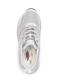 Zilveren sportieve schoen met een bovenwerk van mesh en een slank design. Voorzien van veters, een gewatteerde kraag en een logo op de witte binnenzool. Ronde neus en stevige zool.