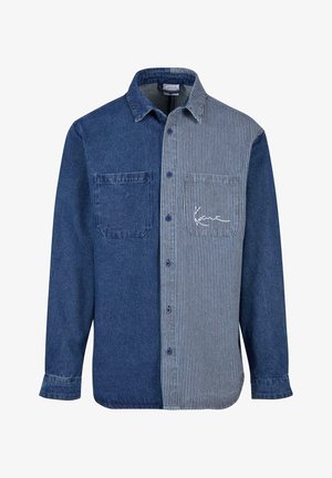 Džínová košeľa s tmavomodrým pevným ľavým pásom a svetlomodrým pruhovaným pravým pásom, s náprsným vreckom a výšivkou loga.