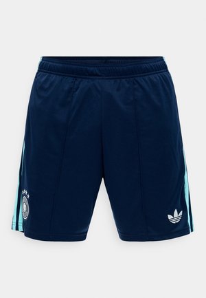 Shorts de sport bleu marine avec des rayures bleu clair sur les côtés, taille élastique et logo Adidas blanc sur la jambe droite, emblème de football sur la jambe gauche.