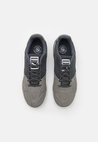 Puma KING TOP IT - Beltéri futballcipő - shadow gray/white/glacial gray