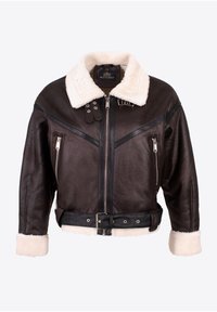 Brun läderjacka med fårskinnskrage, dragkedjestängning och två fickor med dragkedja. Har ett bälte och svarta accenter i geometrisk design.