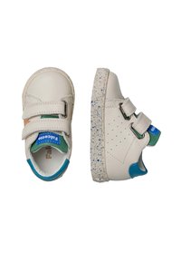 Sneakers per bambini realizzati in pelle crema con accenti verdi e blu, con cinturini in velcro, lato perforato per traspirabilità e suole maculate.