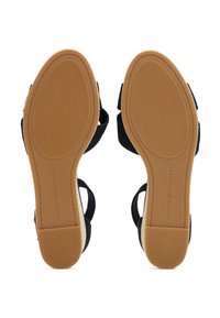 Infradito blu navy con suola in gomma texturizzata e strap in elastico. Presentano una soletta beige chiaro e il marchio sulla suola.