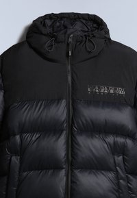 Veste matelassée noire avec capuche, fermeture éclair devant, cordons de capuche ajustables et logo "NAPAPIJRI geographic" sur le côté gauche de la poitrine.