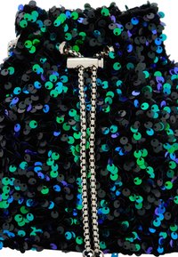 Clutch bag nera con paillettes scintillanti verdi e blu iridescenti. Presenta una catena in argento e una chiusura a scatto. Texture morbida.