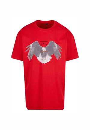 Punane puuvillane T-särk, mille ees on suur halli värvi kotka tiibade graafika, kolm musta tähte ülal ja tekst all.