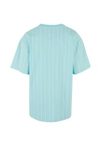 T-shirt bleu clair avec des rayures blanches verticales, à manches courtes et col rond. Fabriqué en tissu doux, avec un design à coupe droite.