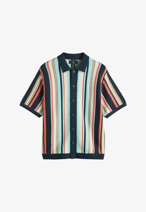 Trumpomis rankovėmis megzta palaidinė su sagutėmis, vertikaliomis juostomis tamsiai mėlynos, šviesiai mėlynos, smėlio ir oranžinės spalvų.