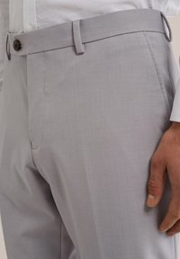 WE Fashion THE FLEX SUIT - Kostiuminės kelnės - grey