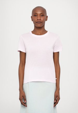 Camiseta de manga corta de color rosa claro, fabricada en tejido suave. Presenta un cuello redondo clásico y un corte recto, con una textura sutil.